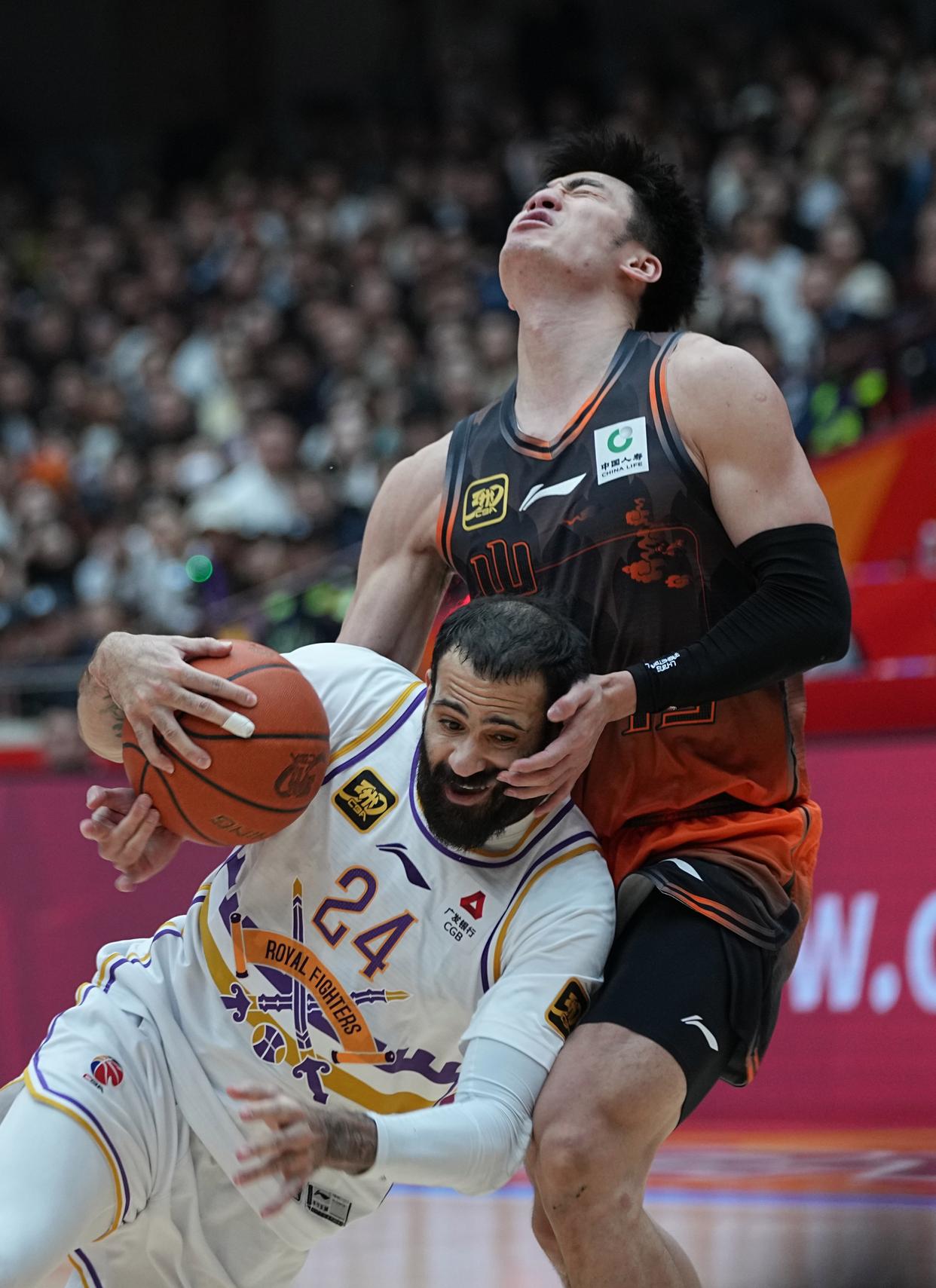 开云官方平台-赛后山东男篮绝杀压哨——NBA季后赛节点到来；话题不断；数据趋势出现新变化的简单介绍